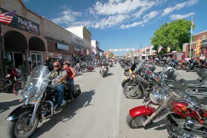 Miles de motociclistas transitan por las calles el día de inauguración del ochenta aniversario de rally de motocicletas de Sturgis, en Sturgis , Dakota del Sur