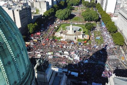 Miles de mujeres dijeron presente esta tarde en los alrededores de la Plaza del Congreso