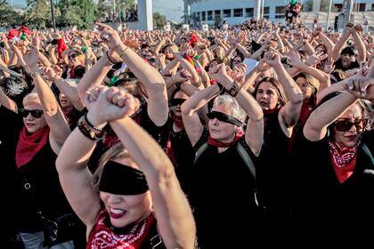 Miles de mujeres interpretaron "El violador eres tú" afuera del Estadio Nacional