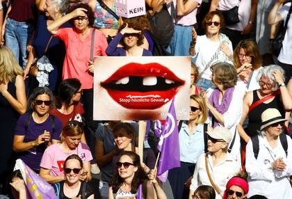 Miles de mujeres salieron a las calles en Zurich y Ginebra en conmemoración de una huelga histórica