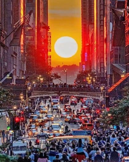 Miles de neoyorquinos y turistas se vuelcan a las calles para ver el fenómeno