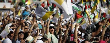Miles de palestinos aclamaron ayer a Francisco en Belén, durante el momento más sensible de su gira por Tierra Santa