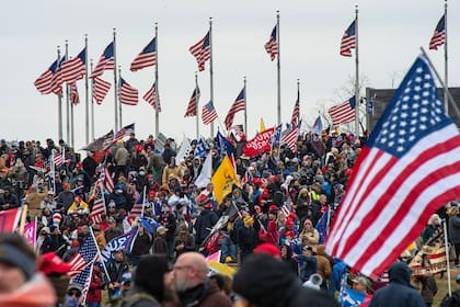 Miles de partidarios del presidente de los Estados Unidos, Trump, llenan el Washington Mall para una manifestación en Washington, DC el 6 de enero de 2021