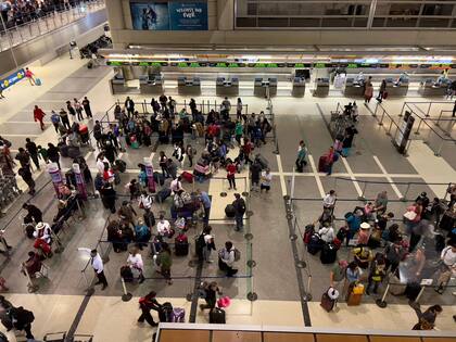 Miles de pasajeros aguardaron en los aeropuertos mientras la FAA trabajaba en la puesta en marcha del sistema Notam