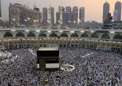 Miles de peregrinos musulmanes circulan ante la Kaaba en la Gran Mezquita de La Meca