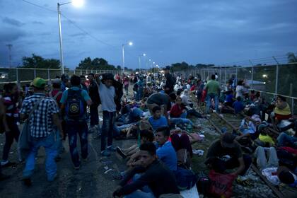 Miles de personas acampan en el paso fronterizo de Guatemala y México