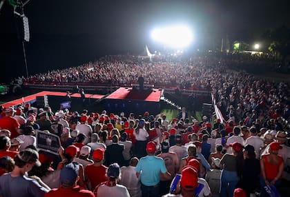 Miles de personas acompañaron a Trump en su presentación en Florida