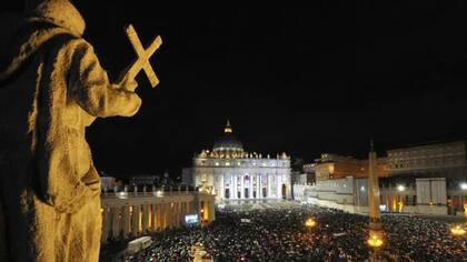 Miles de personas acuden a la plaza San Pedro para presenciar el resultado de la elección.