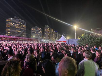 Miles de personas bailaron frente a la playa Brava al ritmo de David Guetta