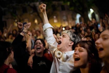 Miles de personas cantan la canción "Grândola, Vila Morena" en la Plaza do Carmo, en Lisboa, en el 50 aniversario de la Revolución de los Claveles