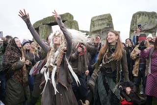 Miles de personas celebran el amanecer del solsticio de invierno en Stonehenge