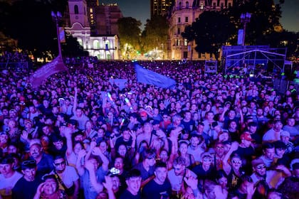 Miles de personas de todas las edades coincideron en la Plaza de Mayo para recordar con una fiesta electrónica religiosa el año de la muerte del papa Francisco