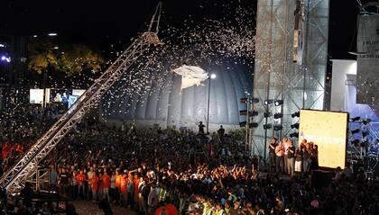 La compañía Fuerza bruta fue la creadora y gestora del Desfile del Bicentenario, aquel desfile artístico que circuló por el centro histórico que marcó un hito en la producción escénica a gran escala