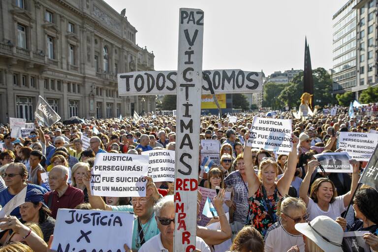 Homenaje a Alberto Nisman: "No fue suicidio, fue magnicidio", gritaron miles de personas en plaza Vaticano