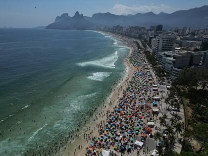 Miles de personas en la playa en medio de una ola de calor récord en Ipanema el 15 de noviembre de 2023, en Río de Janeiro, Brasil