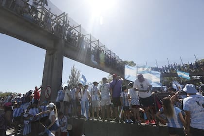 Miles de personas esperan a la Selección Argentina de fútbol en autopista Ricchieri a la altura del Camino de Cintura