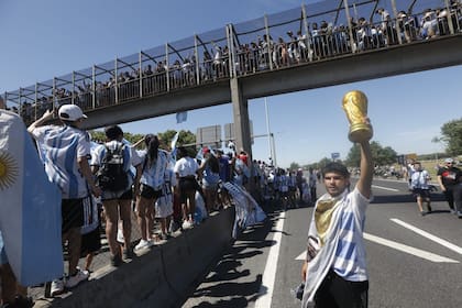 Miles de personas esperan a la Selección Argentina de fútbol en la autopista Ricchieri a la altura de Camino de Cintura