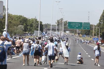 Miles de personas esperan a la Selección Argentina de fútbol en la autopista Ricchieri a la altura de Camino de Cintura