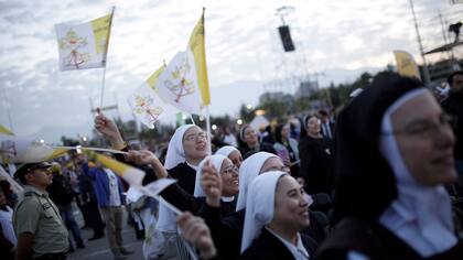 Miles de personas esperan al la primera misa del Papa en Chile
