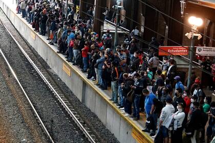 Miles de personas esperan el tren en San Pablo, Brasil
