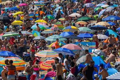 Miles de personas instalaron sus sombrillas en la playa de Bournemouth