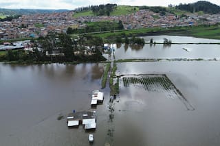 Miles de personas luchan por recuperar sus pertenencias en un municipio inundado de Colombia