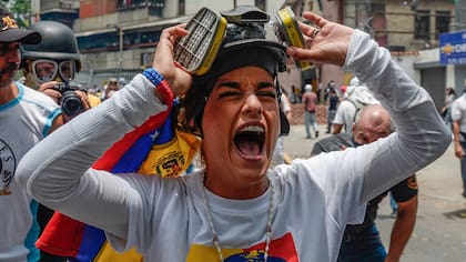 Miles de personas marchan contra el gobierno de Nicolás Maduro en Caracas