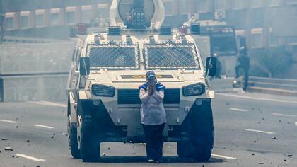 Resistencia pacífica de una mujer en Caracas.