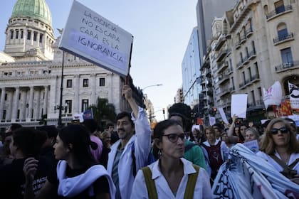 Miles de personas marcharon por la universidad pública en la ciudad de Buenos Aires y en todo el país este martes.