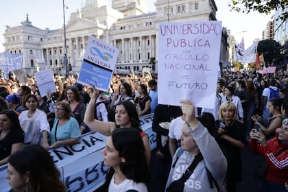 Miles de personas marcharon por la universidad pública en la ciudad de Buenos Aires