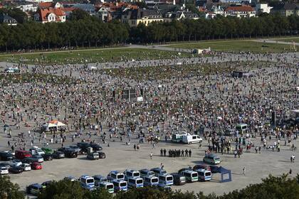 Miles de personas participan en una manifestación contra las restricciones del coronavirus en Theresienwiese en Munich, sur de Alemania, el 12 de septiembre de 2020