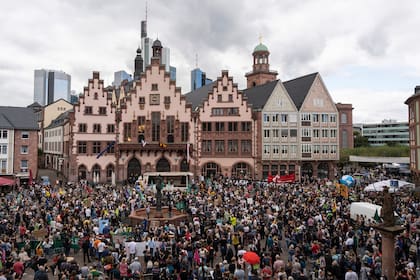 Miles de personas participan en una protesta contra el calentamiento global y el cambio climático en Frankfurt, Alemania, el viernes 24 de septiembre de 2021