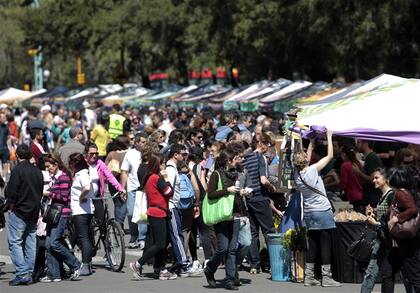 Miles de personas pasearon ayer bajo el sol por la feria orgánica