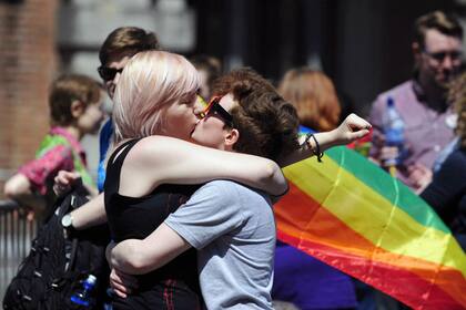 Miles de personas portando banderas irlandesas y con los colores del arco iris festejaro en la plaza del Castillo de Dublín
