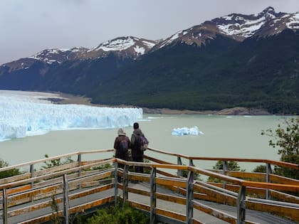 Miles de personas presencian día a día cientos de desprendimientos del glaciar