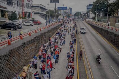 Miles de personas protestan contra el presidente Nayib Bukele tras la adopción del bitcoin