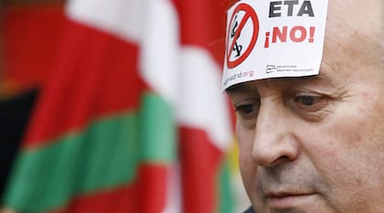 Miles de personas rechazaron cualquier negociación con ETA