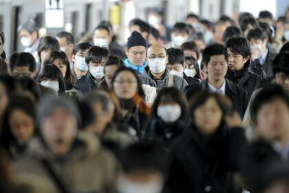 Foto de archivo- Miles de personas salen del metro en Tokio.