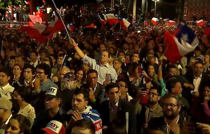 Miles de personas se acercaron a festejar con Kast en su primer discurso como presidente electo