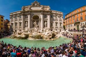 Miles de personas se aglomeraban cada día alrededor de la Fontana di Trevi