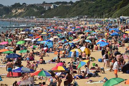 Miles de personas se aglomeraron en la playa de Bournemouth, en el sur de Inglaterra, el 25 de junio de 2020, a pesar de las recomendaciones de distanciamiento social del gobierno por el coronavirus