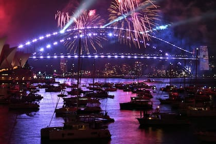 Miles de personas se concentran en los alrededores del puerto.