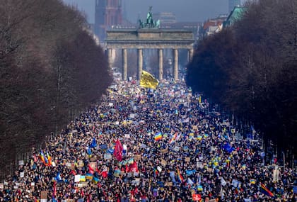 Miles de personas se congregan frente a la Puerta de Brandeburgo para protestar por la invasión de Rusia a Ucrania este domingo 
