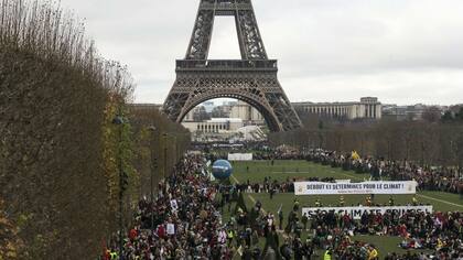 En la torre Eiffel, miles de manifestantes pedían un acuerdo válido del clima