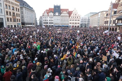 Miles de personas se reúnen en una manifestación contra la ultraderecha, en una plaza de Leipzig, Alemania, el domingo 21 de enero de 2024. (Sebastian Willnow/dpa vía AP)