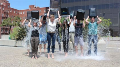 Miles de personas se sumaron al desafío Ice Bucket Challenge en 2014, una campaña mundial que ayudó a visibilizar la ELA