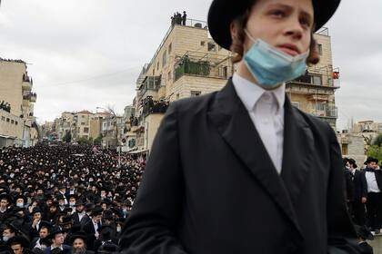 Miles de personas siguieron el cortejo fúnebre del rabino Mashulam Dovid Soloveichik, en Jerusalem