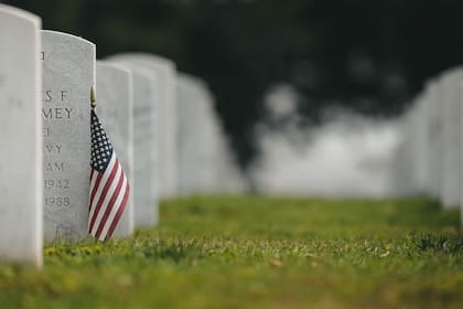 Miles de personas visitan el cementerio militar de Arlington, en Virginia, durante el Memorial Day