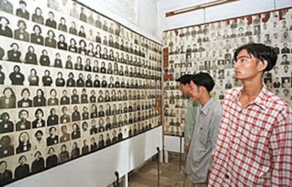 Miles de rostros anónimos, las víctimas de Pol Pot en "la casa de la tortura", hoy convertida en un desolador museo