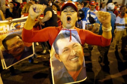 Miles de seguidores de Chávez festejan el triunfo del presidente venezolano en su nueva reelección